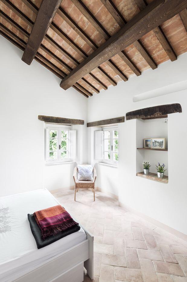 Old stable transformed into a vacation home by preserving its original structural style (9)