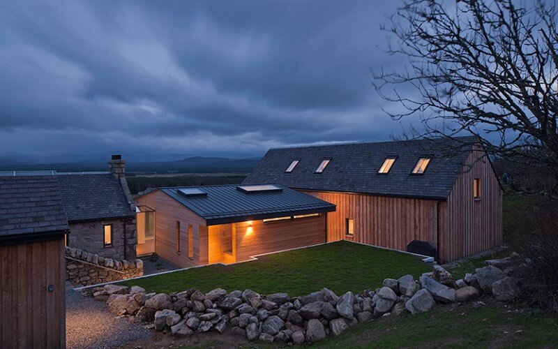 Scottish cottage nestled on a hillside with panoramic views (10)