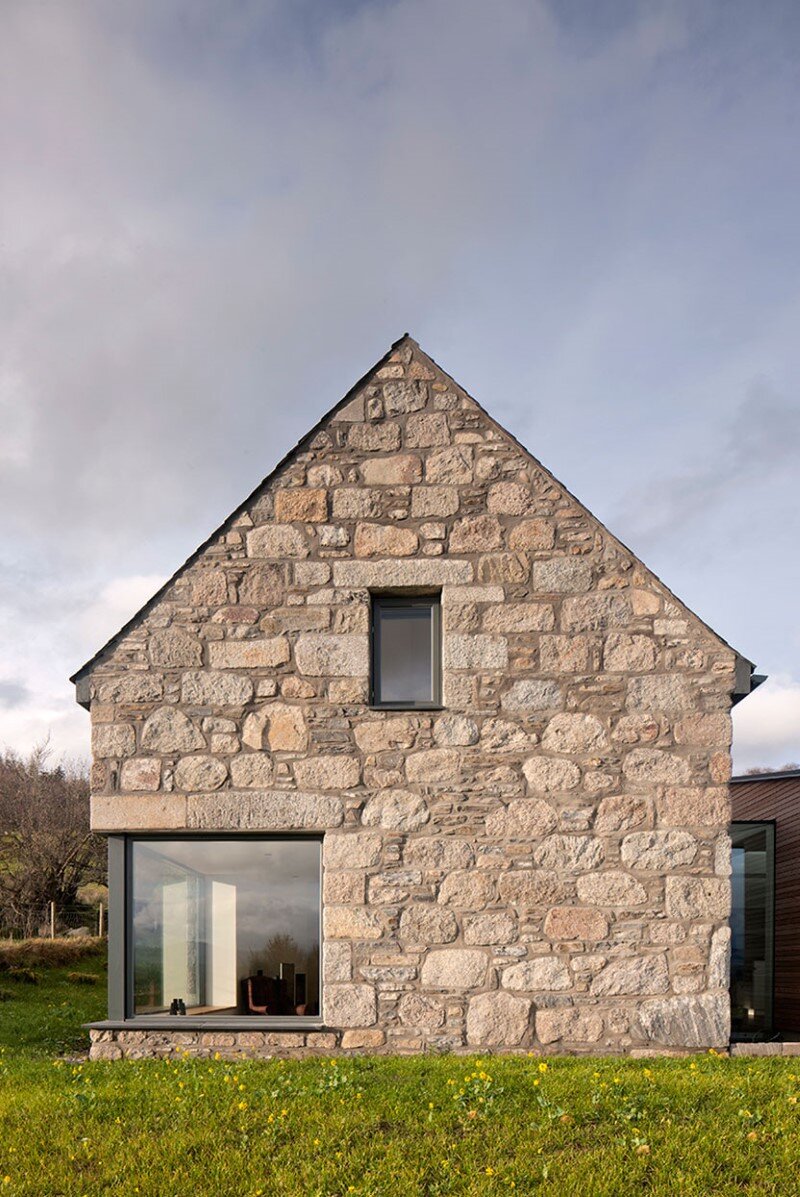 Scottish cottage nestled on a hillside with panoramic views (3)