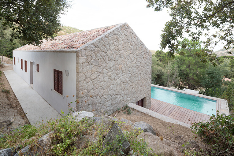 Contemporary Vernacular: a holiday house in the South-East of Corsica 2
