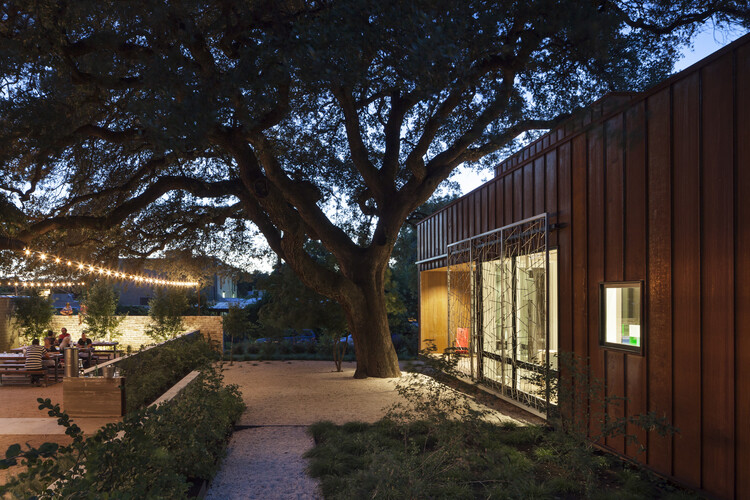 Court & Corten House is inspired by the simple shapes of 1920’s bungalows (2)