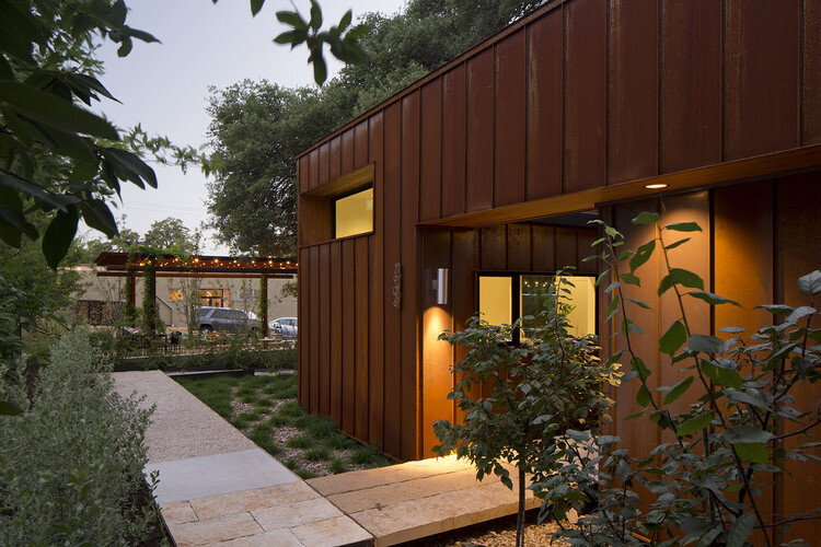 Court and Corten House is inspired by the simple shapes of 1920’s bungalows (20)