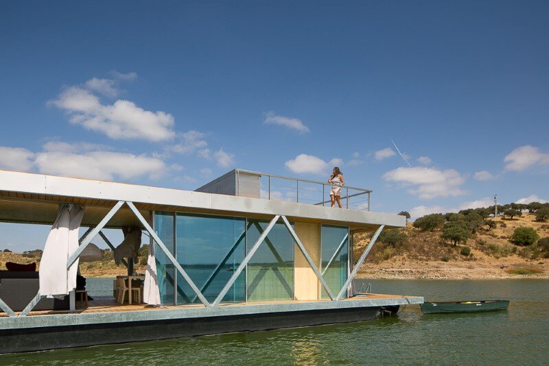 Floating House - a mobile house in the middle of a lake (1)