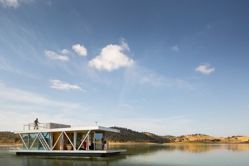 Floating House - a mobile house in the middle of a lake (16)