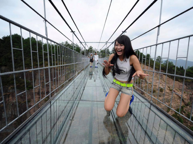 High-altitude bridge made of glass opens in Hunan, China