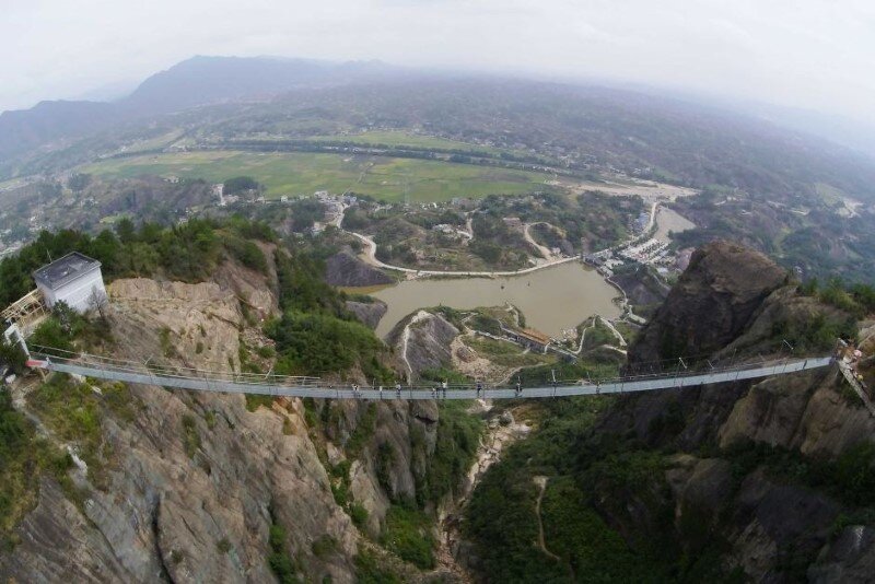 High-altitude suspension bridge made of glass opens in Hunan, China (2)