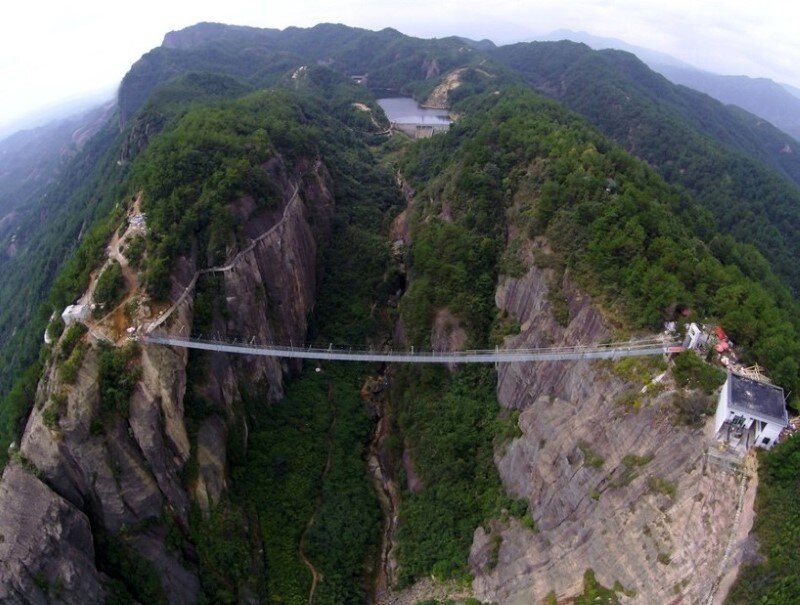 High-altitude suspension bridge made of glass opens in Hunan, China (4)