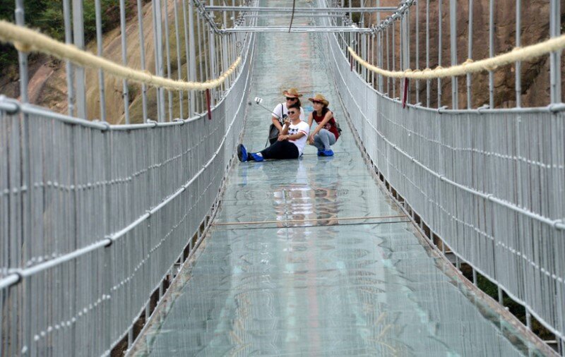 High-altitude suspension bridge made of glass opens in Hunan, China (6)
