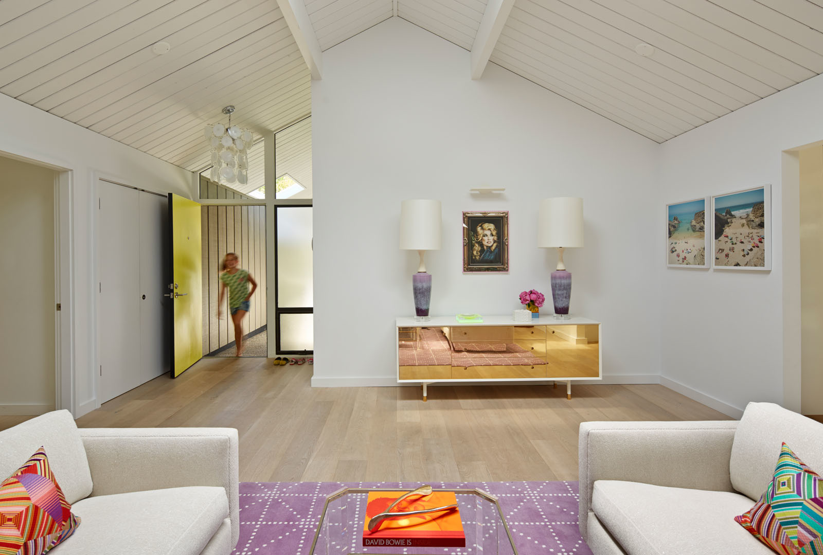 Minimal Modern Design Meets Disco in This Palo Alto Eichler House (17)