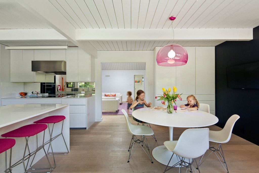 Minimal Modern Design Meets Disco in This Palo Alto Eichler House (18)