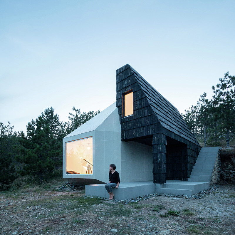 Mountain home built by combining and connecting two monolithic volumes (12)