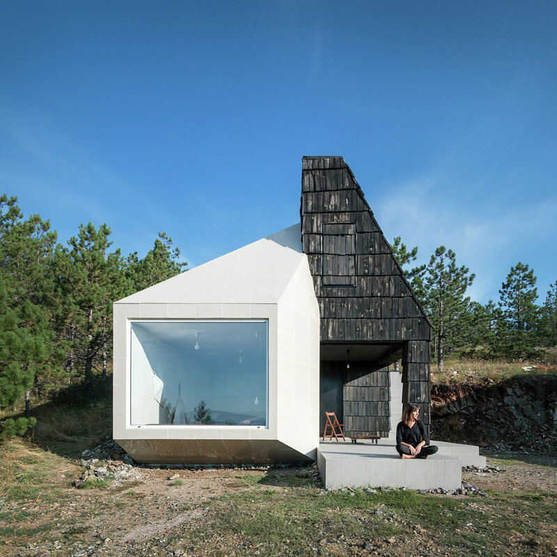 Mountain home built by combining and connecting two monolithic volumes (13)