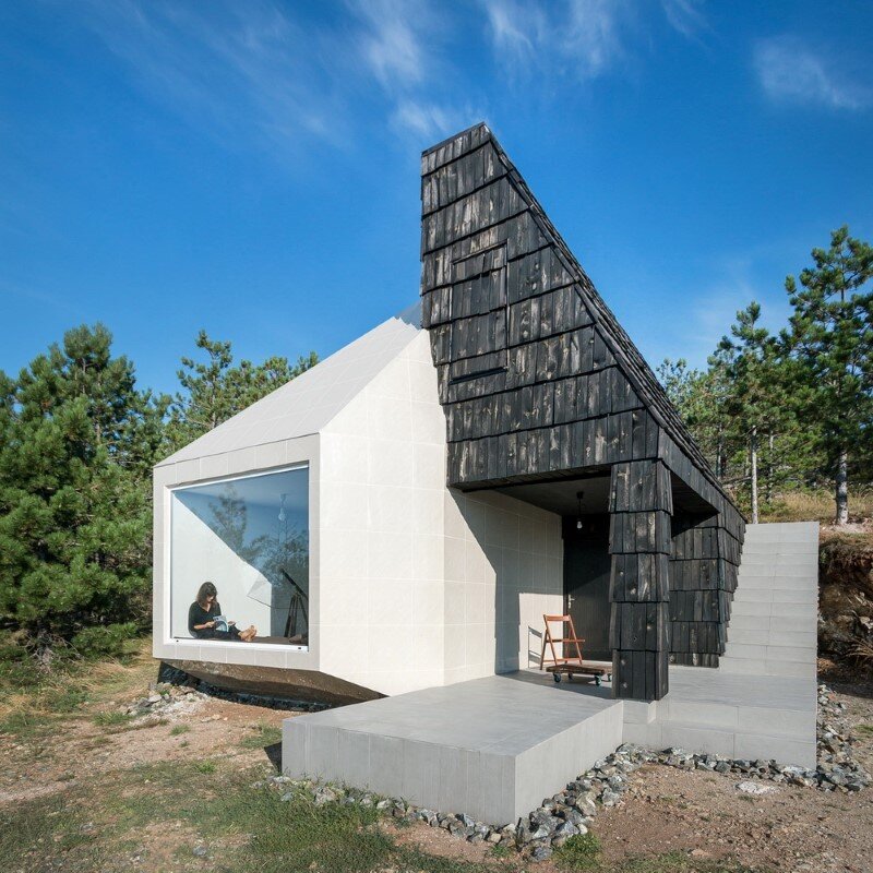 Mountain home built by combining and connecting two monolithic volumes (15)