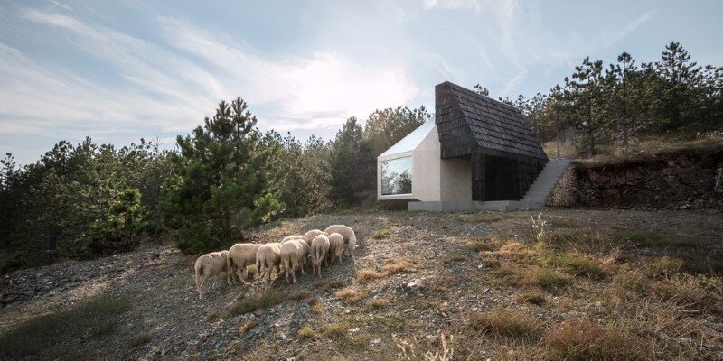 Mountain home built by combining and connecting two monolithic volumes (2)