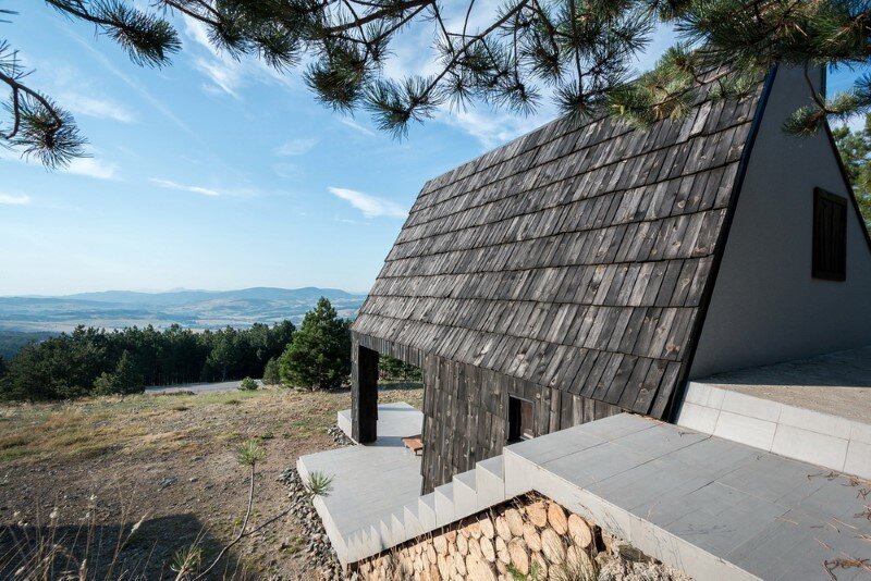 Mountain home built by combining and connecting two monolithic volumes (3)
