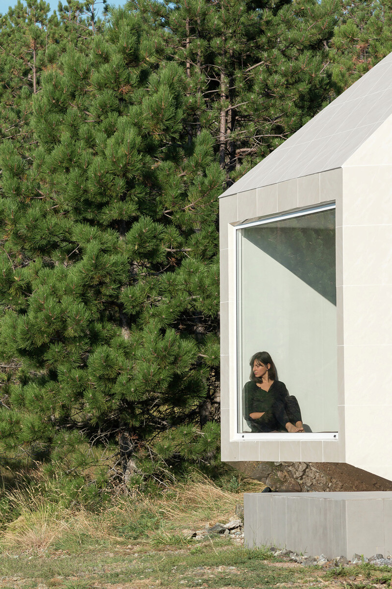 Mountain home built by combining and connecting two monolithic volumes (4)