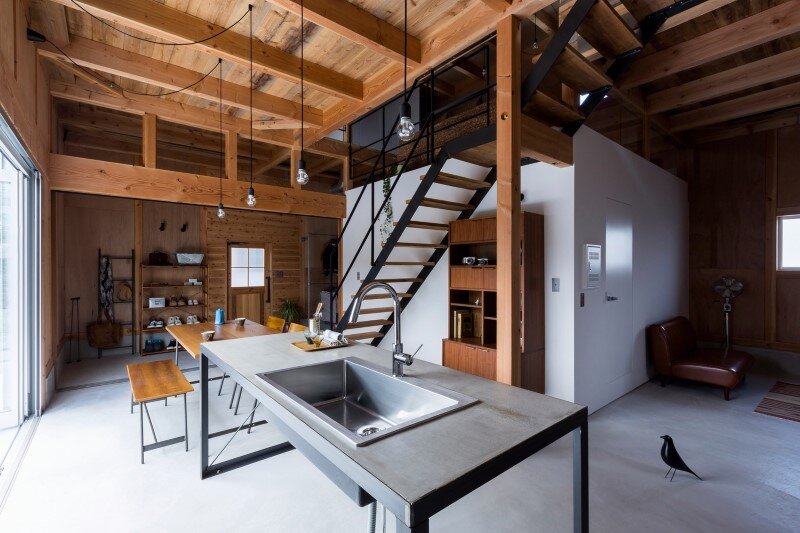 New house designed to look like a renovated warehouse (13)