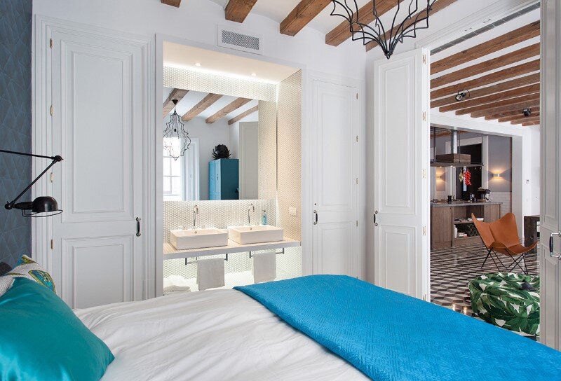 Refurbished apartment in Barcelona with emphasizing the authentic Spanish features (3)