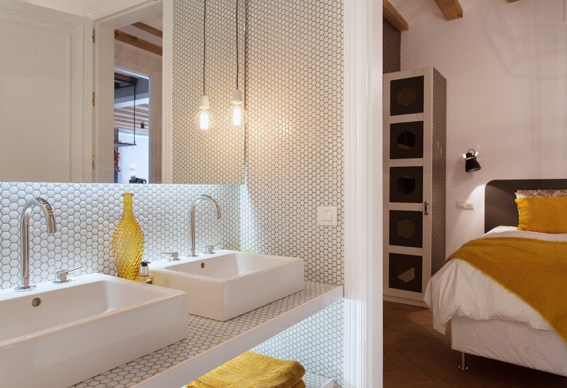 Renovated apartment in Barcelona with emphasizing the authentic Spanish features (5)