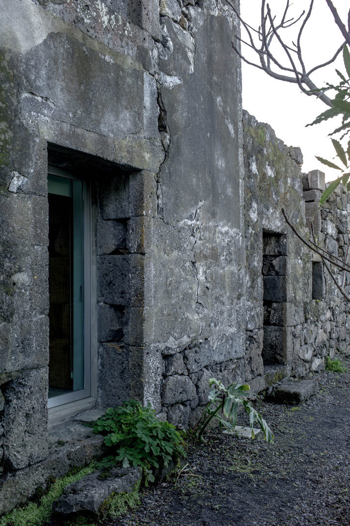 SAMI Arquitectos have transformed some ruined walls into a holiday home (11)