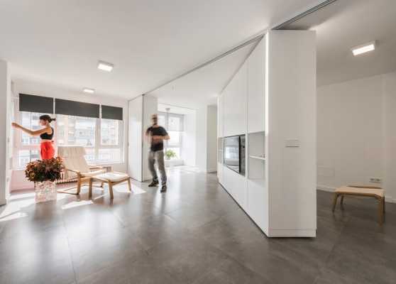 Sliding wall partitions for a adaptable home: La Casa de Maria José y Enrique