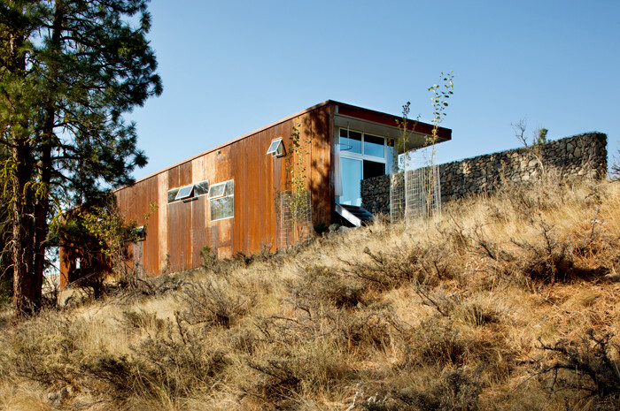Sustainable Hill House / David Coleman Architecture
