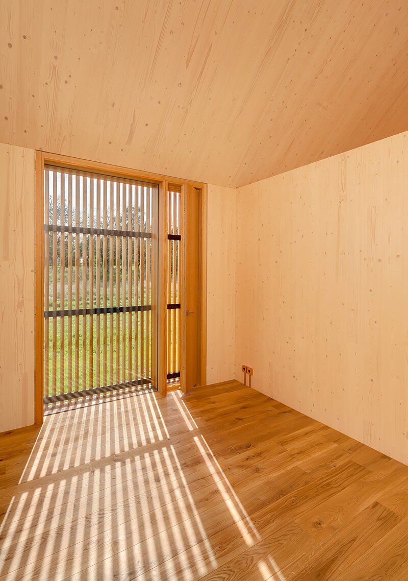 Wohnhaus aus Holz wooden-frame house heated by a geothermal heat pump (14)
