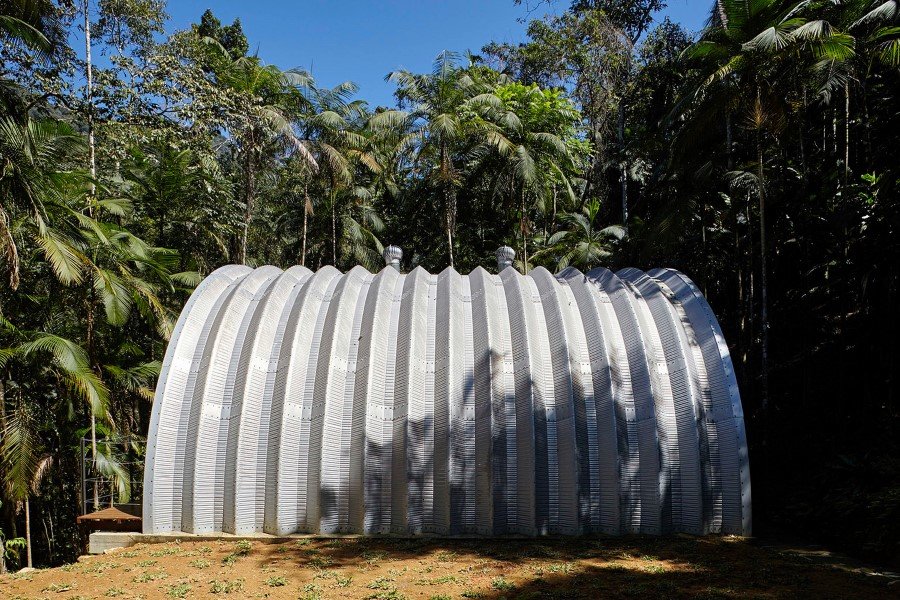 ARCA House is Like a Ship in the Middle of the Brazilian Atlantic Forest (3)
