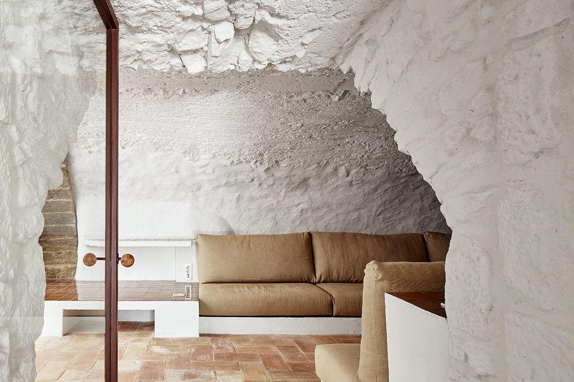 G Arquitectura has completed the rehabilitation of a farmhouse, located in Empordà, Girona, Spain (13)