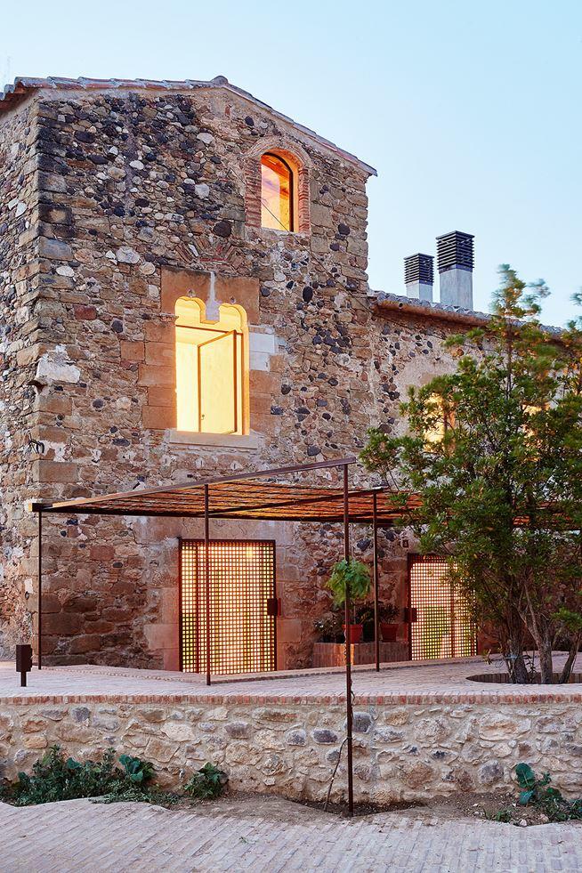 G Arquitectura has completed the rehabilitation of a farmhouse, located in Empordà, Girona, Spain