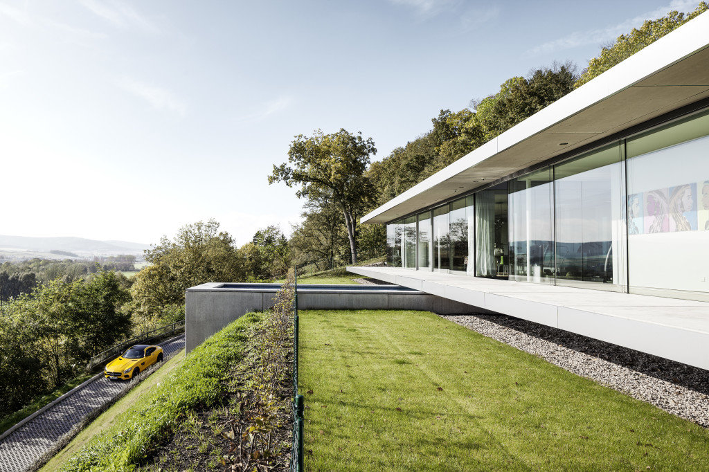 Innovative Sustainable Villa Built from Glass, Steel and Concrete (16)