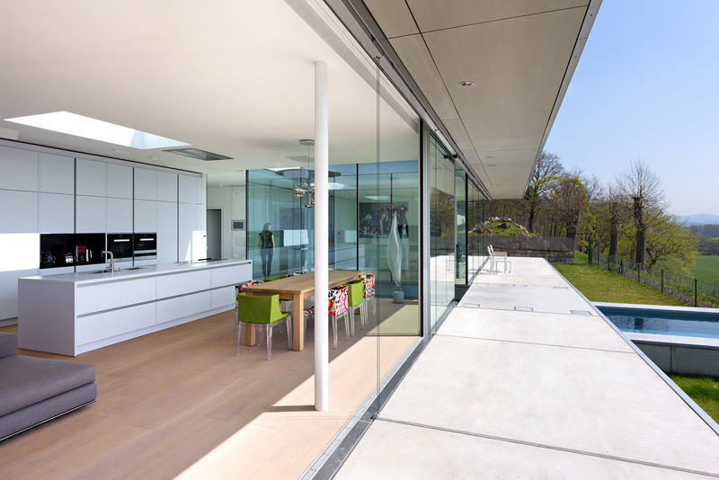 Innovative Sustainable Villa Built from Glass, Steel and Concrete (6)
