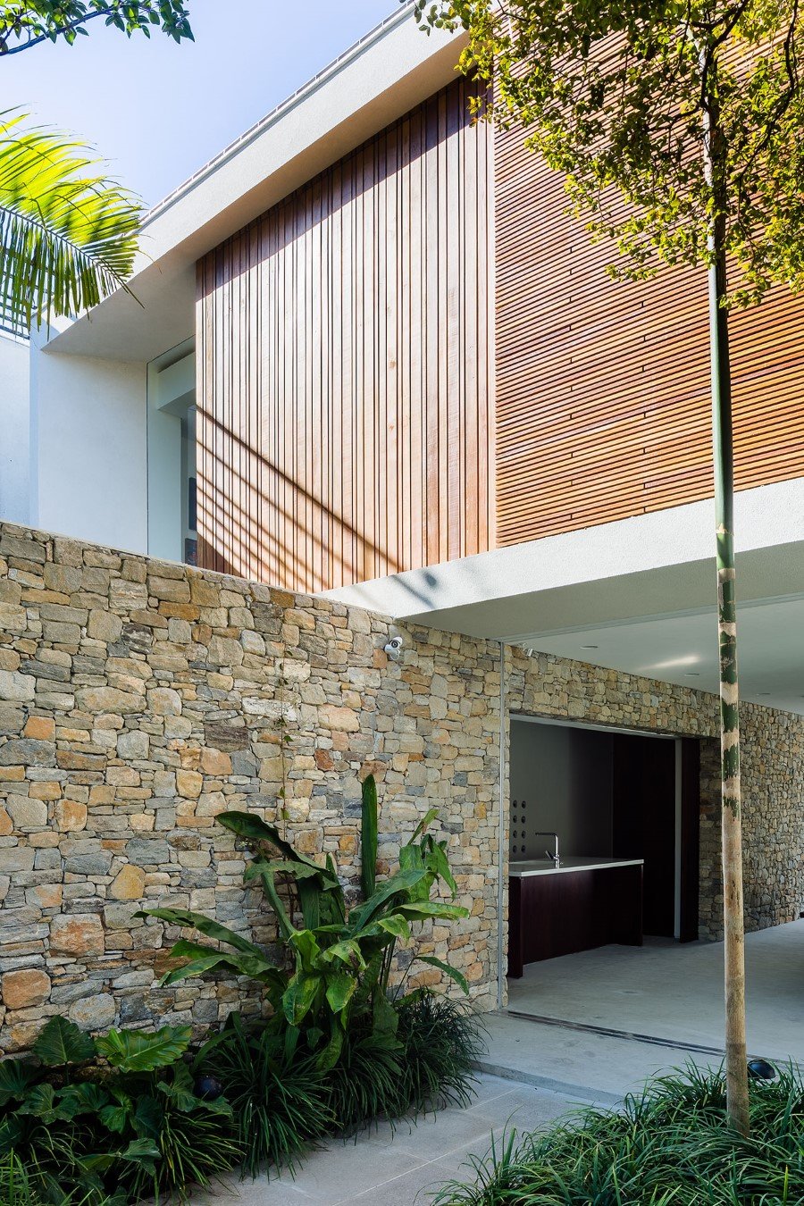 Lara House is a generous and light-filled home in Sao Paulo - by Felipe Hess (2)