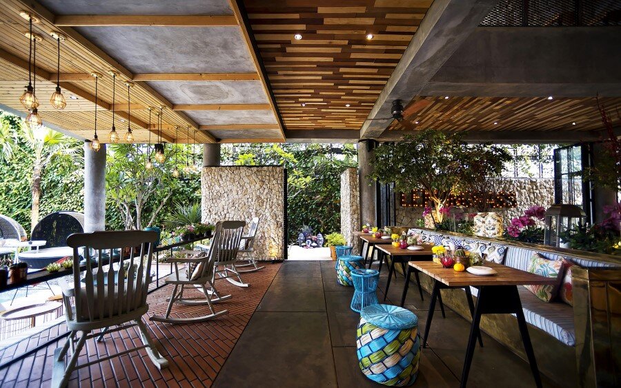 Lemongrass Restaurant Has a Modern Tropical Architecture (14)