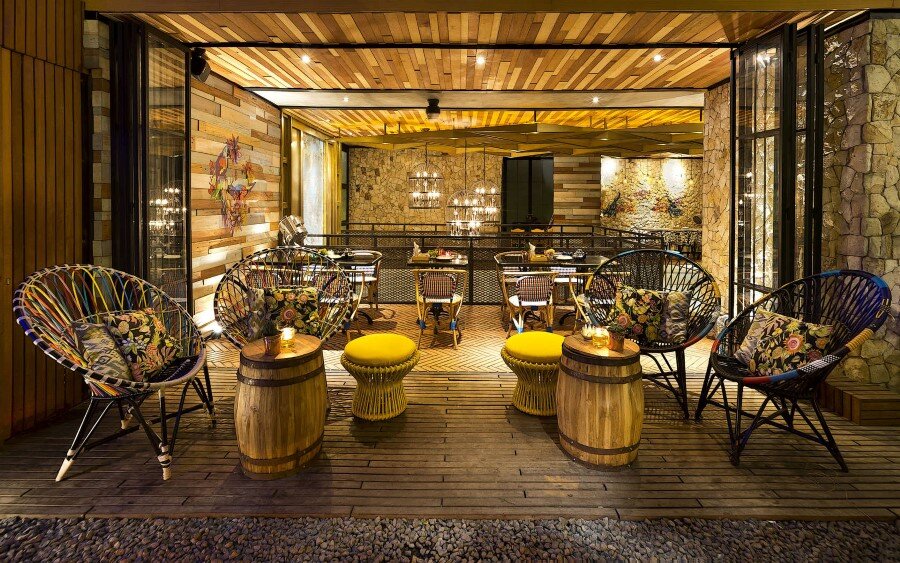 Lemongrass Restaurant Has a Modern Tropical Architecture (15)