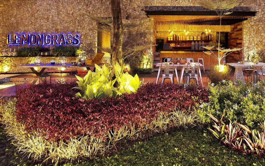 Lemongrass Restaurant Has a Modern Tropical Architecture (8)