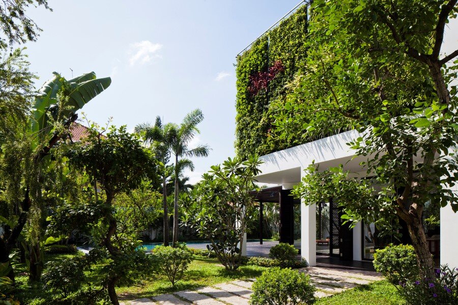 Thao Dien House delights us with a beautiful vertical garden walls (1)