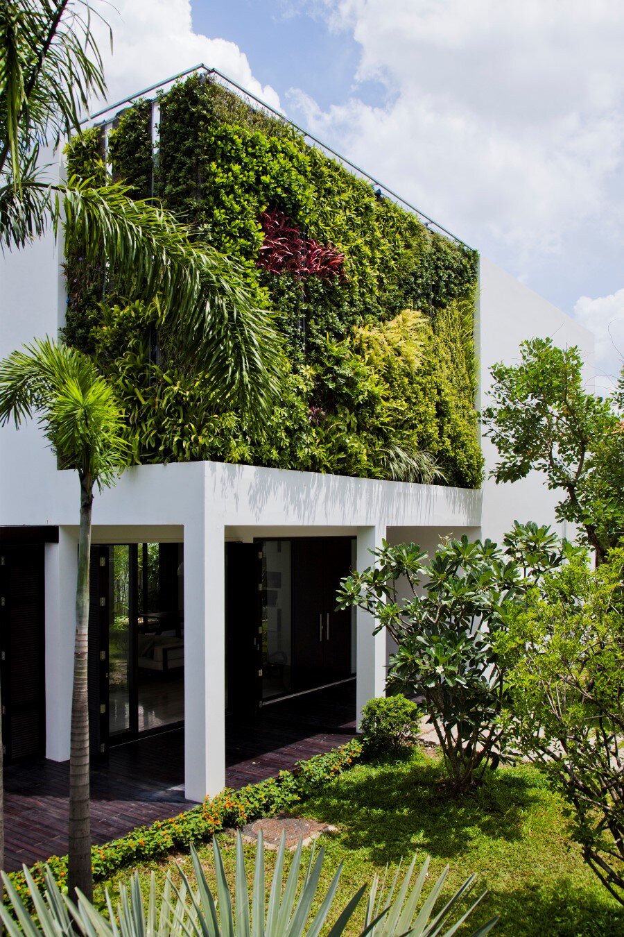 Thao Dien House delights us with a beautiful vertical garden walls (22) (Custom)