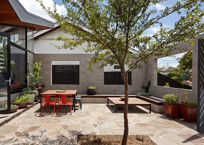 This One-Storey House 'Creates' an Outdoor Room in its Front Yard (11)