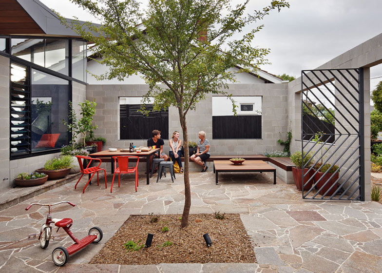 This Single-Storey House 'Creates' an Outdoor Room in its Front Yard (10)