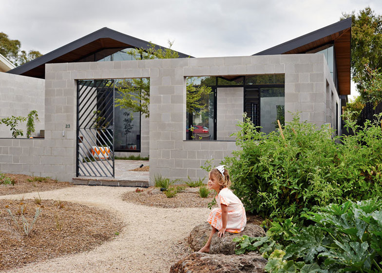 This Single-Storey House 'Creates' an Outdoor Room in its Front Yard (11)
