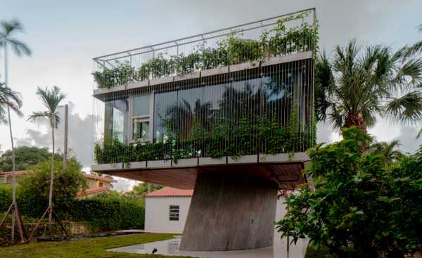 A Bungalow House from the 1930s Replaced by a Three-Story Concrete House