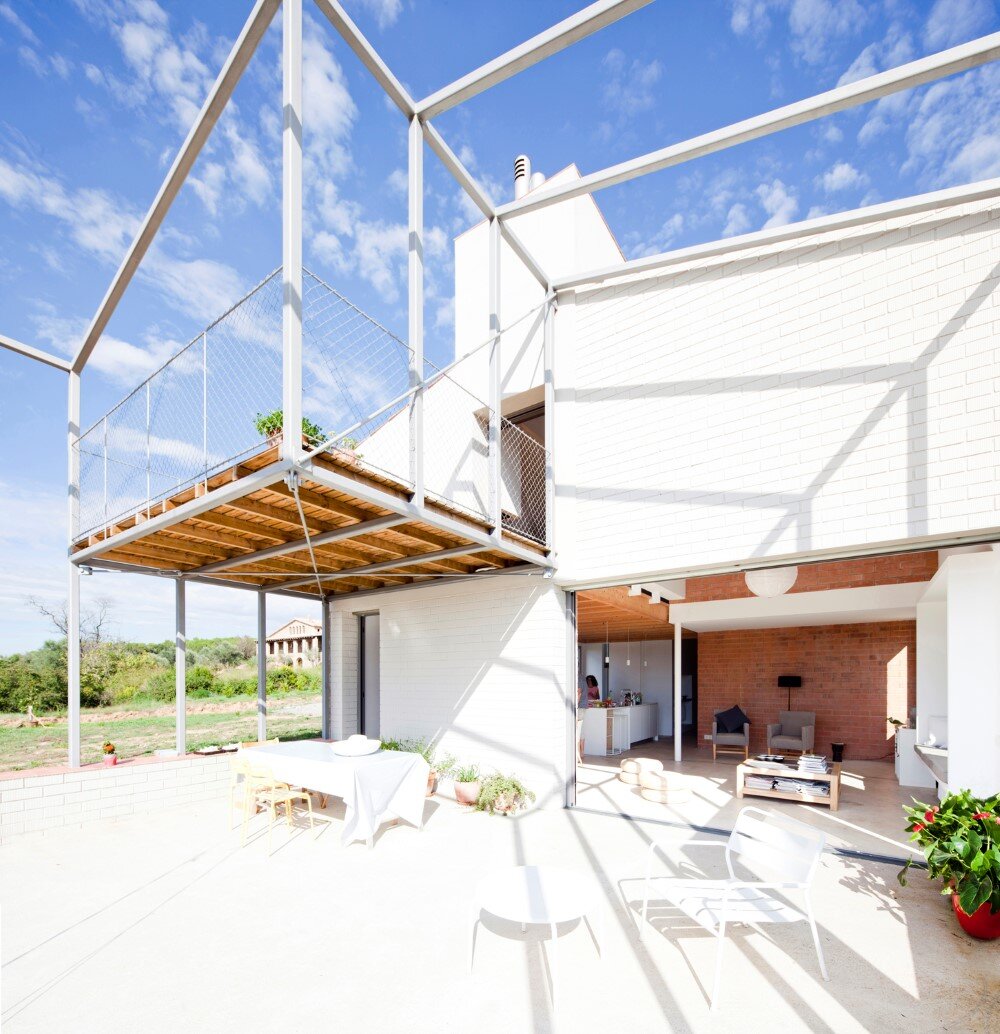 MMMMMS House Provides a Straight Relationship with the Surrounding Landscape (3)