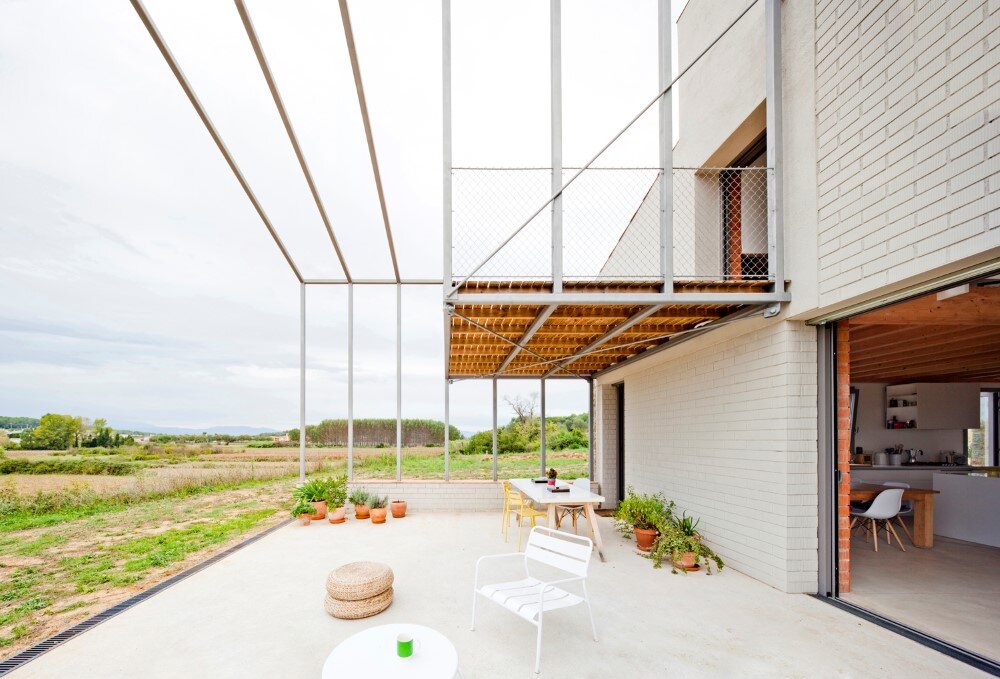 MMMMMS House Provides a Straight Relationship with the Surrounding Landscape (4)
