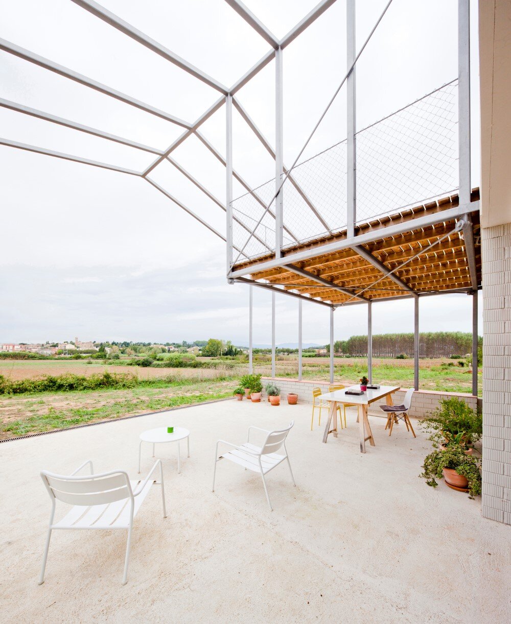 MMMMMS House Provides a Straight Relationship with the Surrounding Landscape (5)