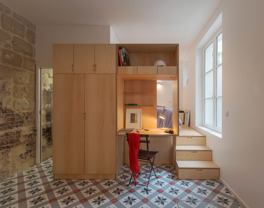 One-Room Flat in a Mid-Seventeenth Century Mansion Townhouse (1)
