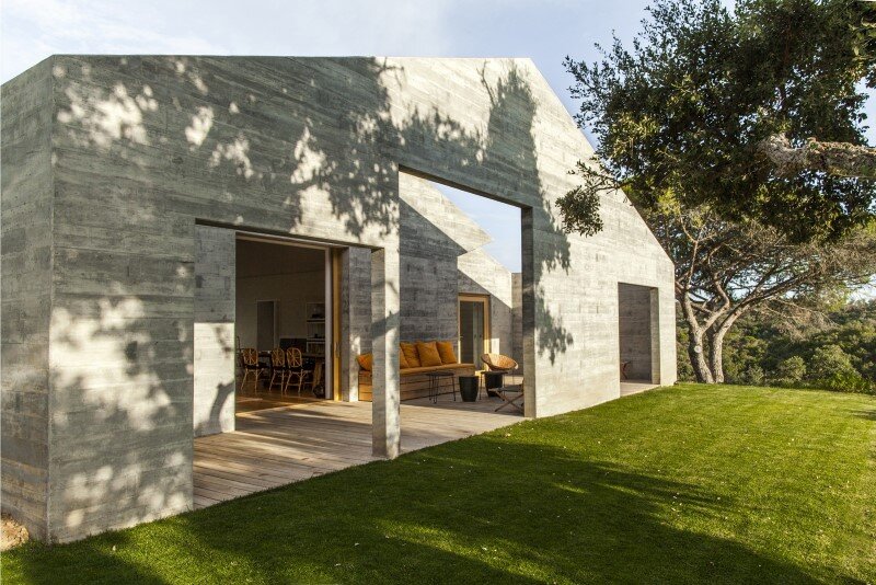 Traditional Portuguese Architecture Combined with a Contemporary Style Melides House (10)
