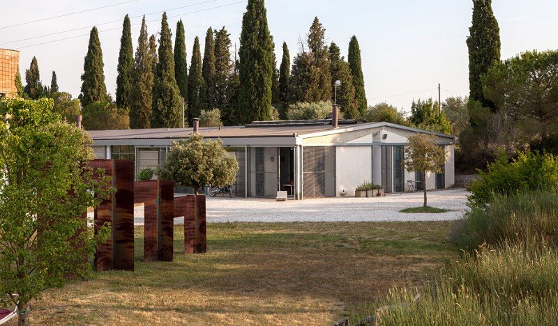 Art Hangar Modern Loft Built in the Middle of Tuscan Countryside (1)