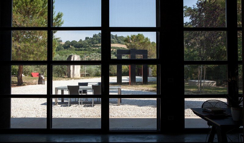 Art Hangar Modern Loft Built in the Middle of Tuscan Countryside (2)