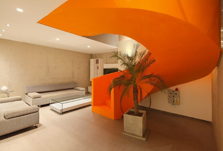 Casa Blanca Has a Striking Orange Staircase That Connects All Indoor Areas (14)